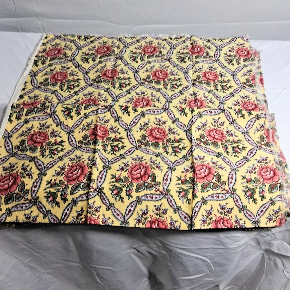 Set Of 2 Tablecloths Flannel Red And White 56x46 & Yellow Floral Cloth 88"x80" - Picture 5 of 14